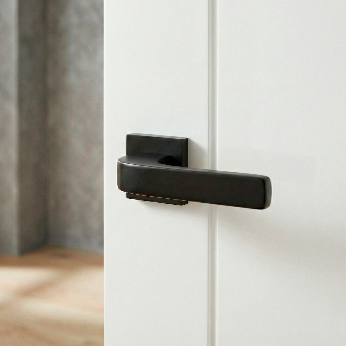 Manilla de zamak modelo 710 con roseta cuadrada en acabado negro para puertas