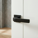 Manilla de zamak modelo 710 con roseta cuadrada en acabado negro para puertas