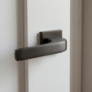 Manilla de zamak modelo 710 con roseta cuadrada en acabado grafito para puertas