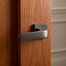 Manilla de zamak modelo 710 con roseta cuadrada en acabado grafito para puertas