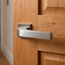 Manilla de zamak modelo 710 con roseta cuadrada en acabado níquel satinado para puertas