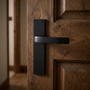 Puxador em Zamak modelo '710' com placa retangular com acabamento preto para portas 