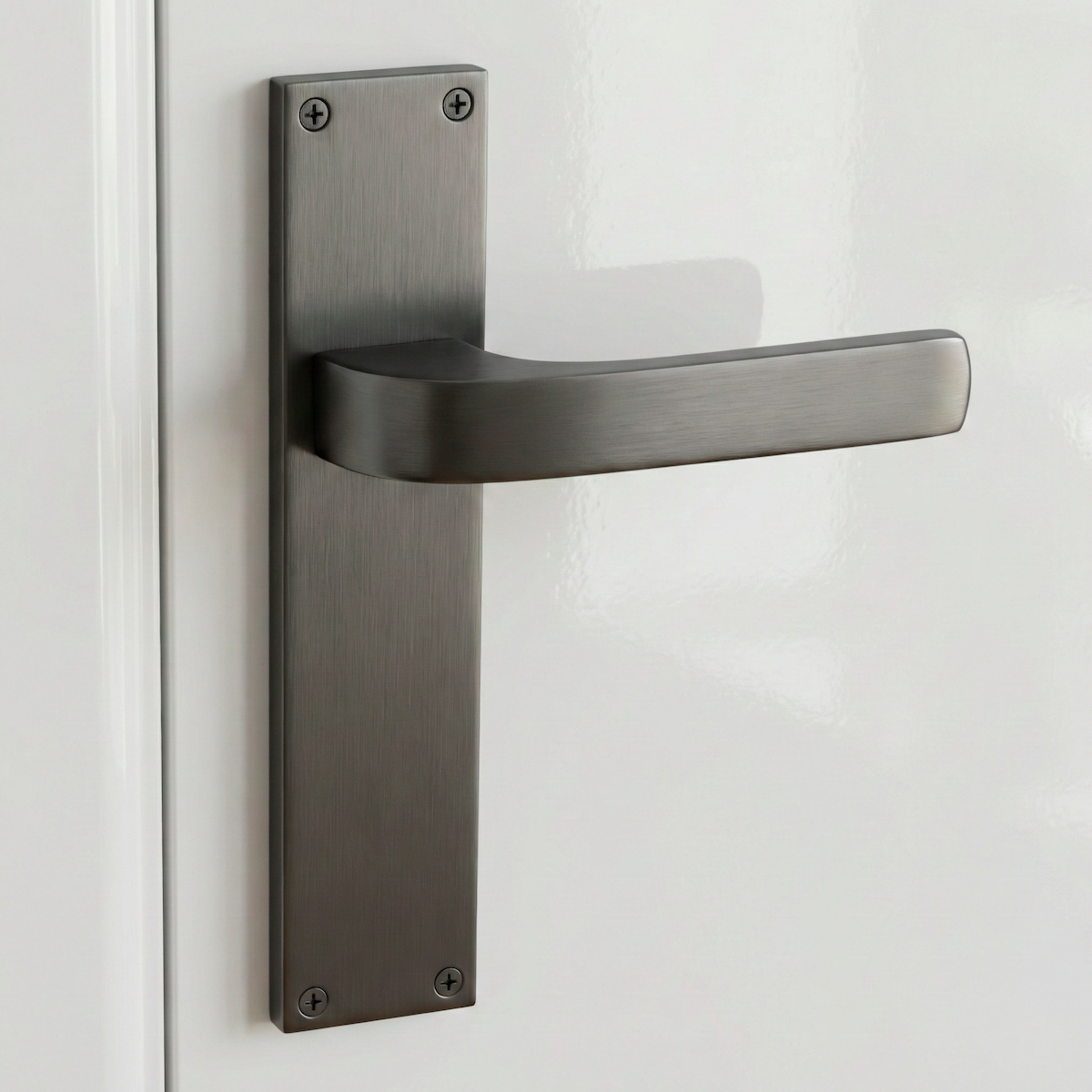 Manilla modelo '710' de zamak con placa rectangular acabado grafito para puertas