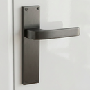 Manilla modelo '710' de zamak con placa rectangular acabado grafito para puertas