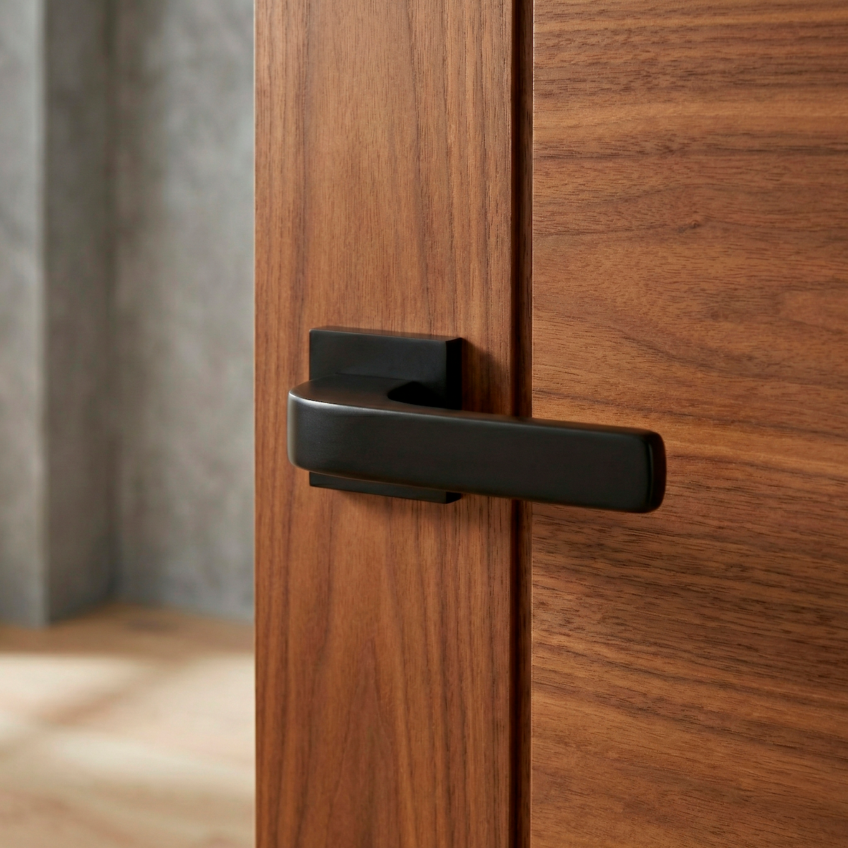 Manilla de zamak modelo 710 con roseta cuadrada en acabado negro para puertas