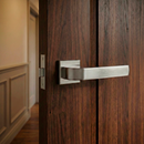 Manilla de zamak modelo 710 con roseta cuadrada en acabado níquel satinado para puertas