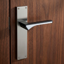 Manilla modelo '748' de zamak con placa rectangular acabado níquel satinado y grafito para puertas