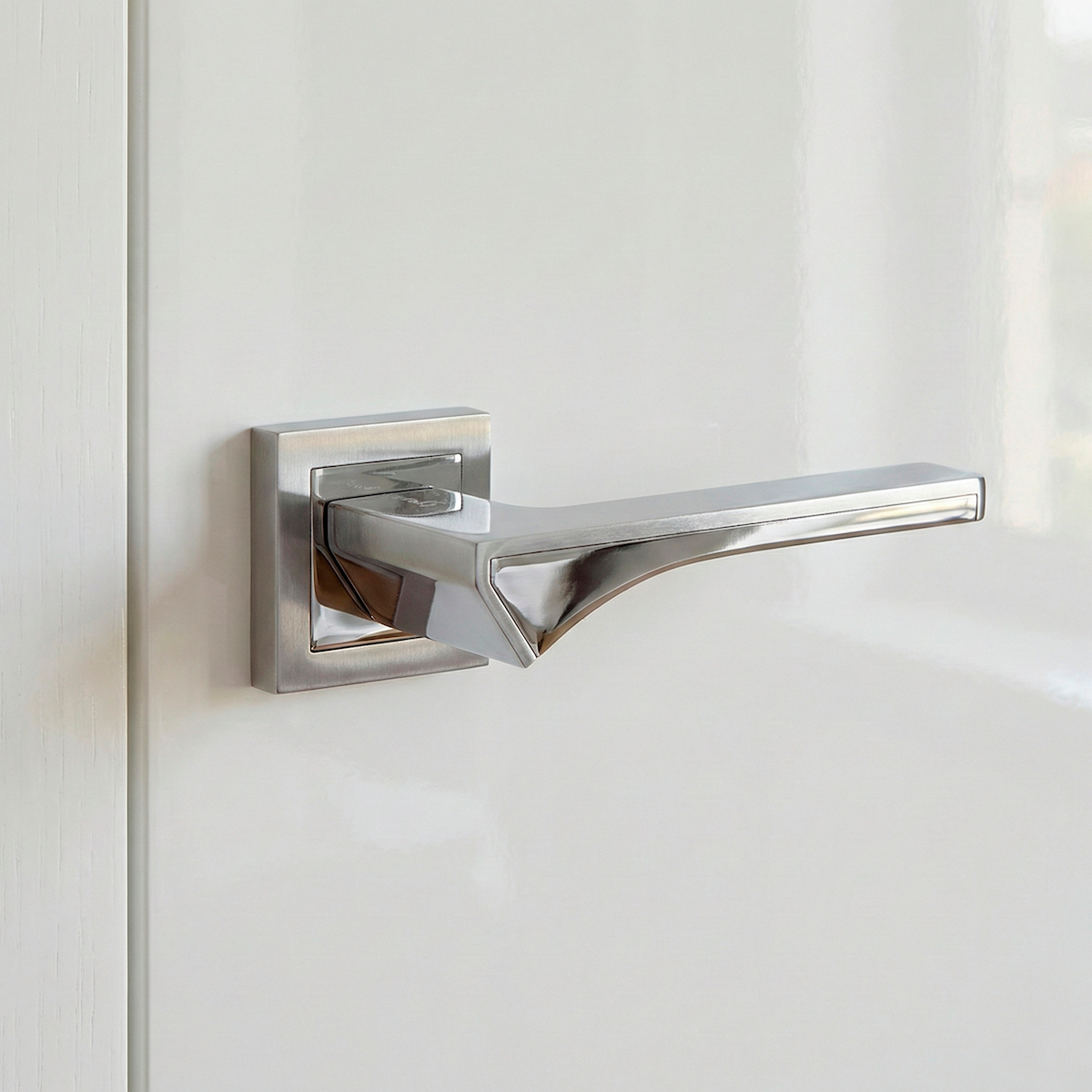 Manilla modelo '740' con roseta cuadrada de zamak acabado gris espacial para puertas