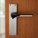 Manilla modelo '748' de zamak con placa rectangular acabado níquel satinado y grafito para puertas