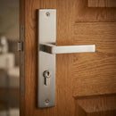 Manilla modelo '8003' de acero inoxidable con placa rectangular para puertas