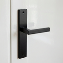 Manilla con placa modelo 8003 de acero inoxidable acabado negro