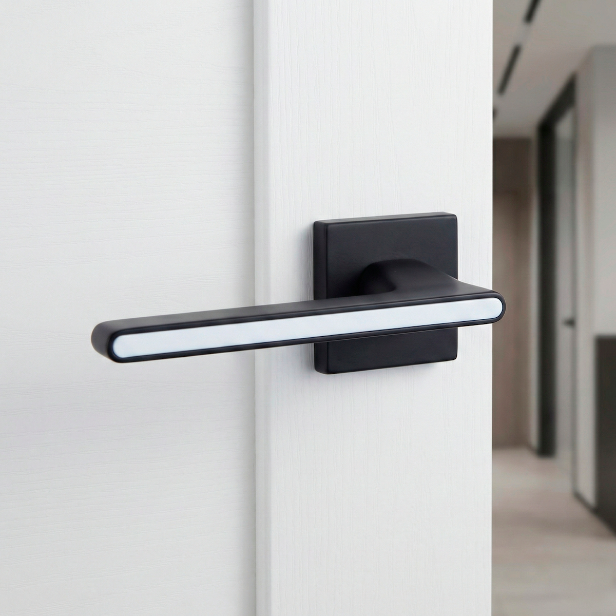 Manilla de zamak modelo 810N con roseta cuadrada en acabado negro para puertas