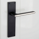 Manilla modelo '810' de zamak con placa rectangular acabado negro para puertas