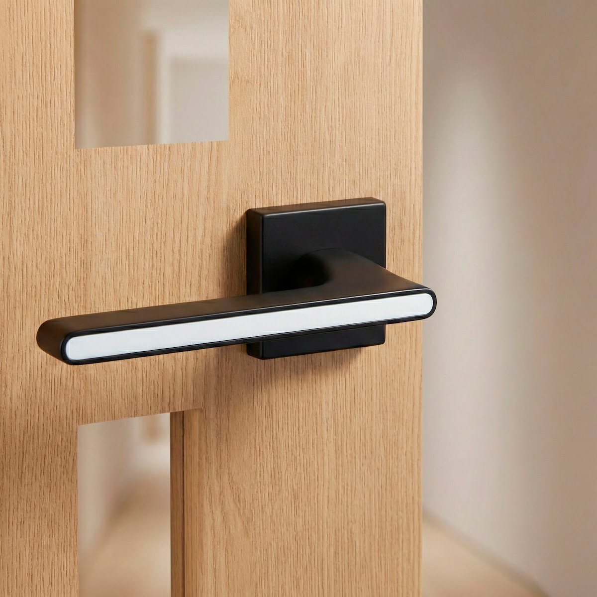 Manilla de zamak modelo 810N con roseta cuadrada en acabado negro para puertas