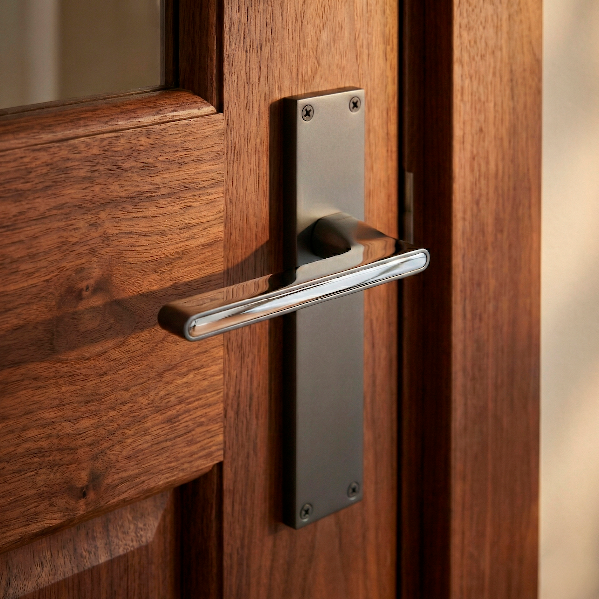 Manilla modelo '810' de zamak con placa rectangular acabado grafito para puertas