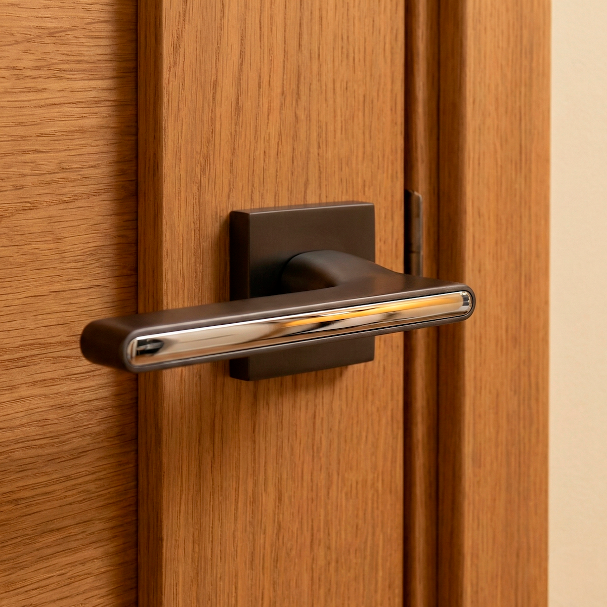Elegante manilla de zamak modelo 810 con roseta cuadrada en acabado grafito para puertas