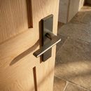 Puxador em Zamak modelo '810' com placa retangular com acabamento em grafite para portas 