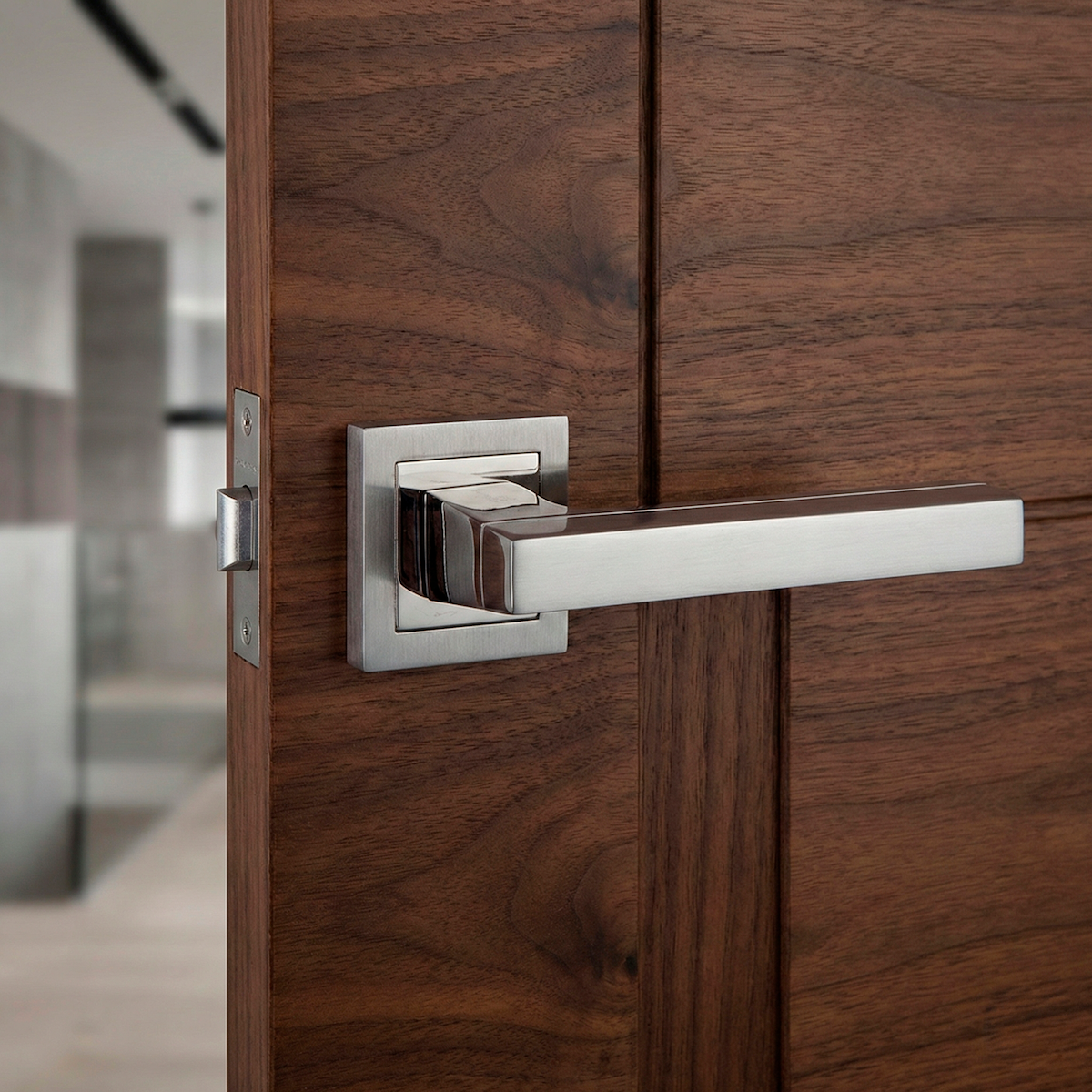Manilla modelo '840' de zamak con roseta cuadrada en acabado gris espacial bicolor para puertas