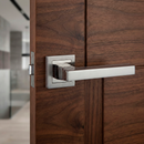 Manilla modelo '840' de zamak con roseta cuadrada en acabado gris espacial bicolor para puertas