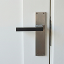 Manilla modelo '848' de zamak para puertas con placa rectangular acabado bicolor grafito