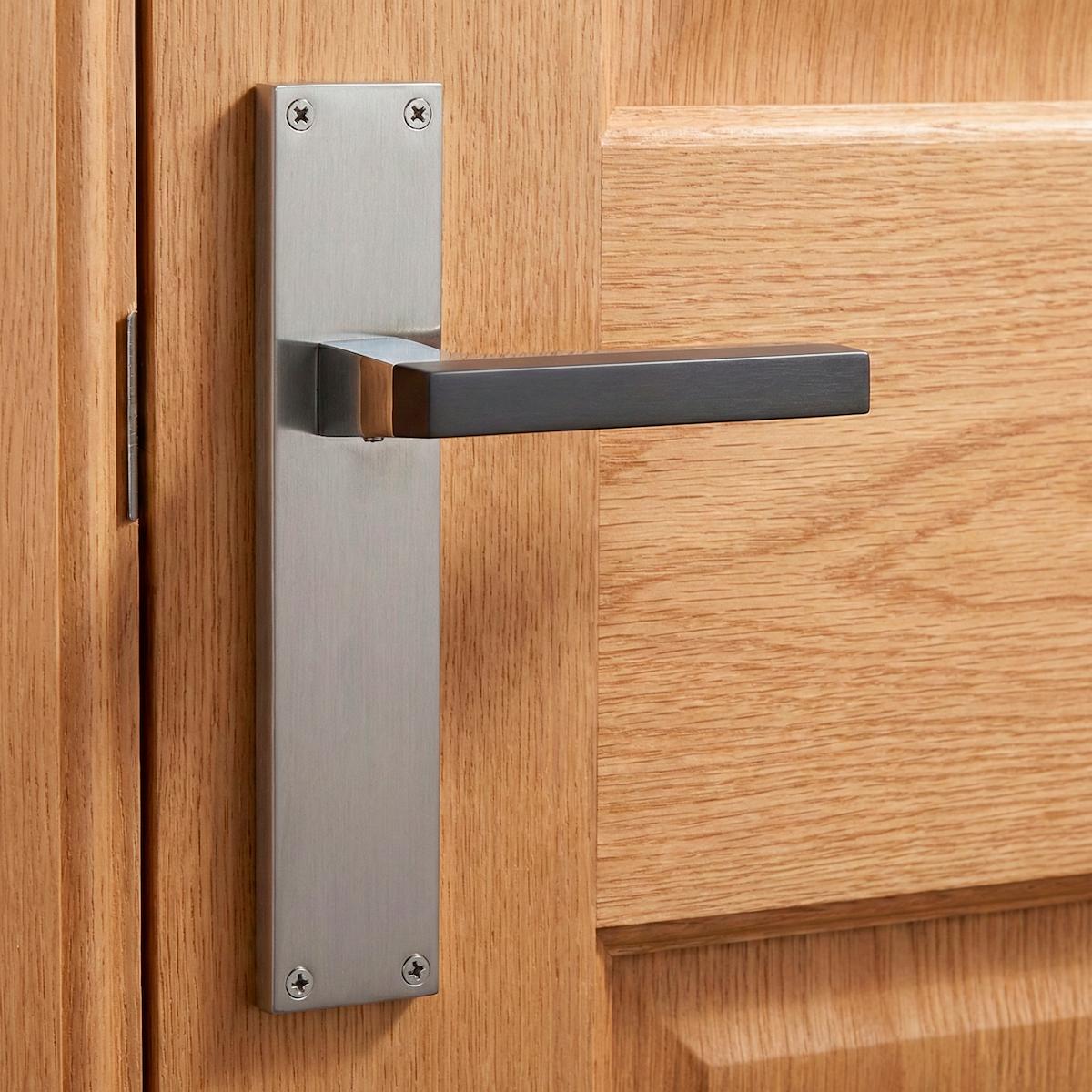 Manilla modelo '848' de zamak para puertas con placa rectangular acabado bicolor grafito