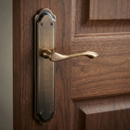 Puxador rústico modelo '4001' com placa oval curva e acabamento em couro para portas 