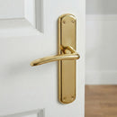 Manilla modelo '6601' con placa ovalada de zamak en acabado dorado brillo para puertas