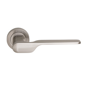 Elegante manilla de zamak modelo '640' Aura con roseta redonda en acabado níquel satinado para puertas