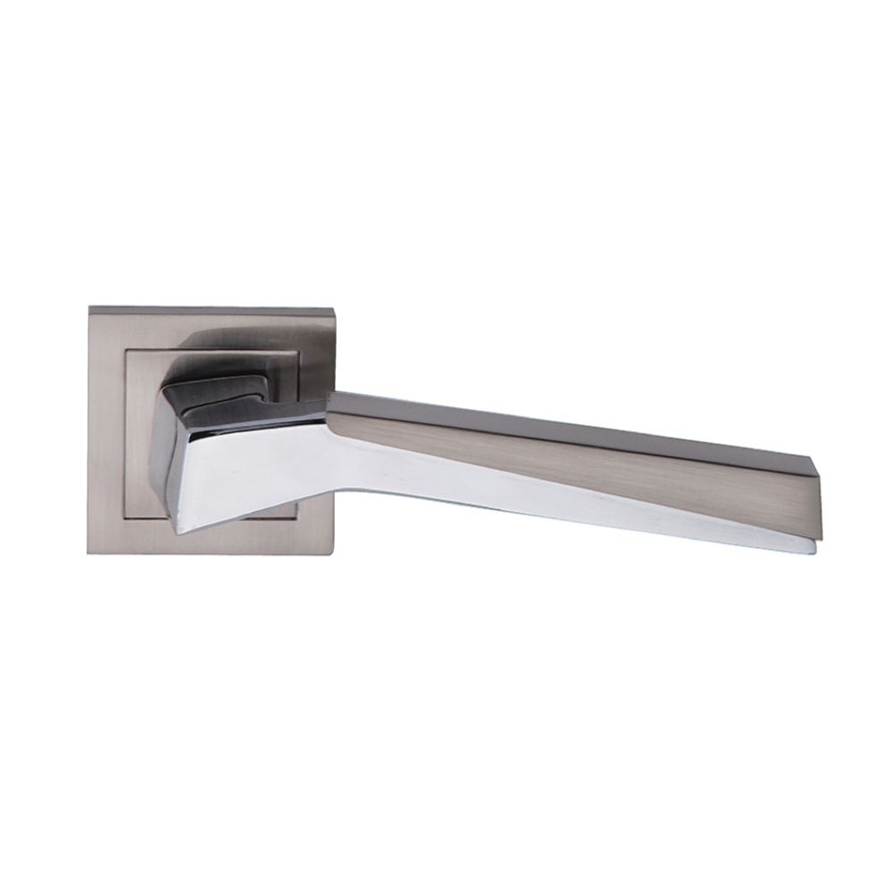 Manilla de zamak con roseta cuadrada en acabado bicolor para puertas modelo 120