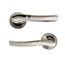 Juego de manillas de zamak con roseta redonda en acabado bicolor para puertas modelo 230