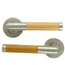 Manilla modelo '1003' con roseta redonda inoxidable y mango recubierto con madera para puertas