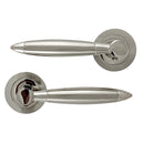 Juego de manillas con roseta redonda de zamak en acabado bicolor con el asa gorda para puertas modelo 630