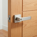 Manilla modelo Luke en acabado níquel satinado con cerradura integrada y roseta cuadrada puertas de entrada