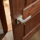 Manilla modelo Luke en acabado níquel satinado con cerradura integrada y roseta cuadrada puertas de entrada