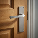 Manilla con placa rectangular de zamak acabado níquel satinado para puertas modelo '208'