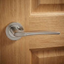 Manilla modelo '830' de zamak en acabado bicolor con Roseta Redonda para puertas