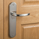 Manilla modelo '110' de zamak con placa oval en acabado níquel satinado para puertas