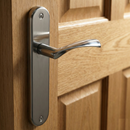 Manilla modelo '130A' ola con placa ovalada de aluminio para puertas en acabado níquel satinado