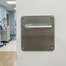 Manilla modelo '403' con placa cuadrada de 170 de acero inoxidable para puertas