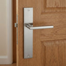 Manilla modelo '530' con placa rectangular de para puertas