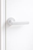Manilla blanca modelo Clubb de zamak en acabado blanco con roseta redonda