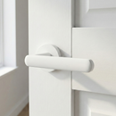 Manilla blanca modelo Clubb de zamak en acabado blanco con roseta redonda