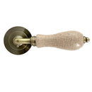 Manilla con roseta redonda en acabado cuero y porcelana para puertas modelo 4008