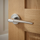 Manilla modelo '830' de zamak en acabado bicolor con Roseta Redonda para puertas