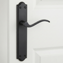 Manilla modelo '1101' de aluminio con placa en acabado forja negro para puertas