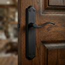 Manilla modelo '1101' de aluminio con placa en acabado forja negro para puertas