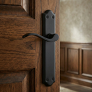 Manilla modelo '1101' de aluminio con placa en acabado forja negro para puertas