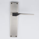 Manilla modelo '520' con placa rectangular de zamak en acabado níquel satinado para puertas