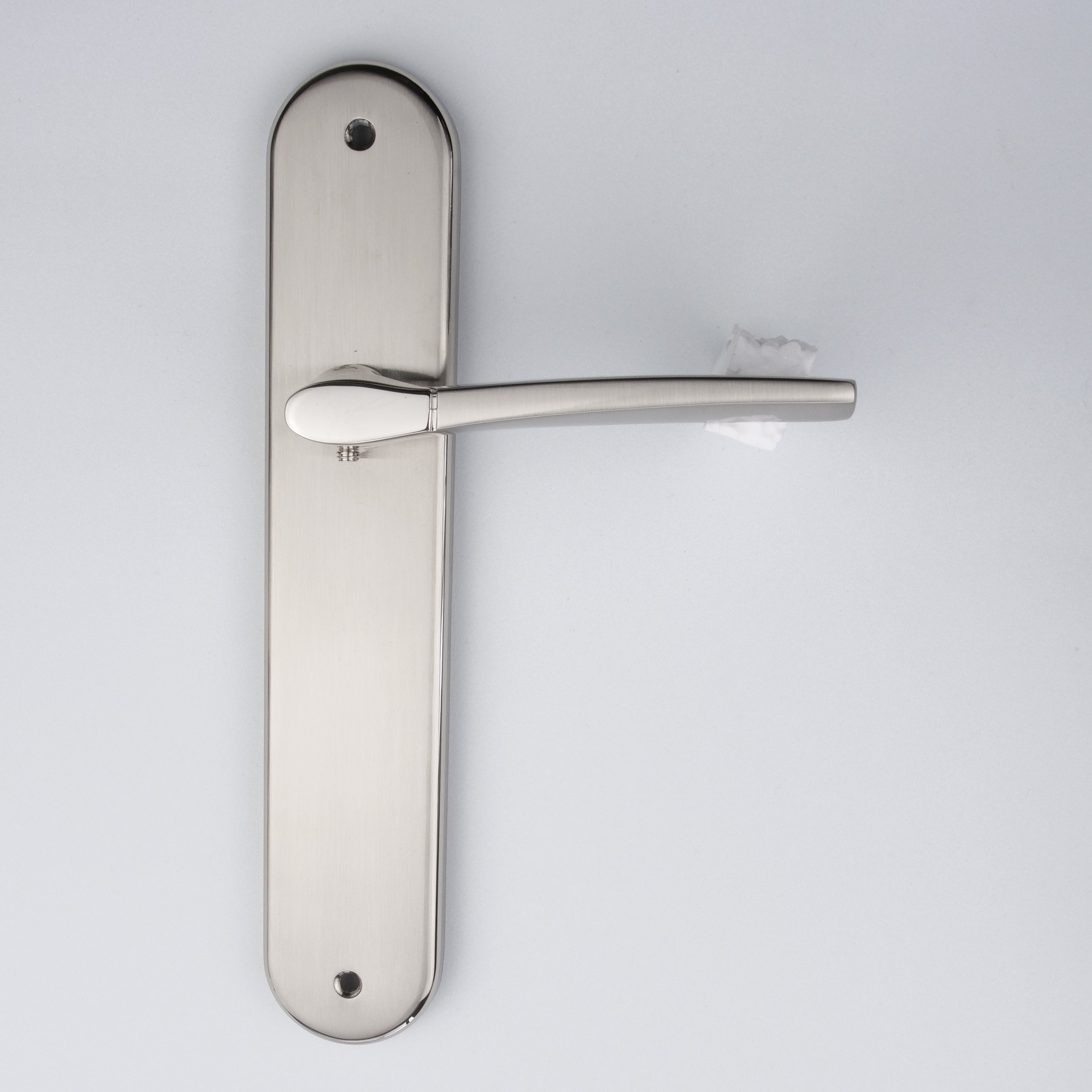 Manilla modelo '830' con placa ovalada de zamak acabado bicolor para puertas