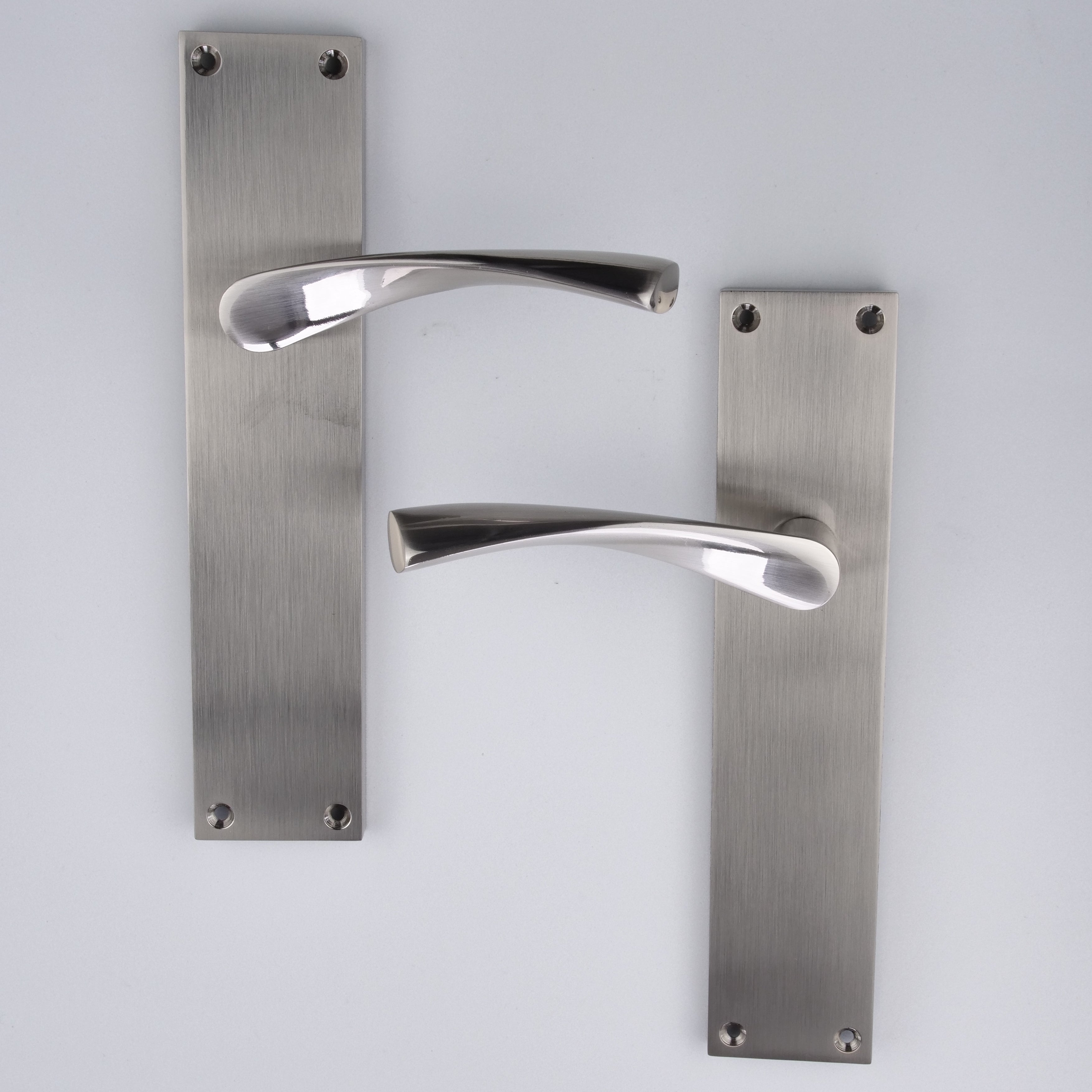 Manilla ola con placa rectangular de aluminio para puertas en acabado níquel satinado modelo '130A'